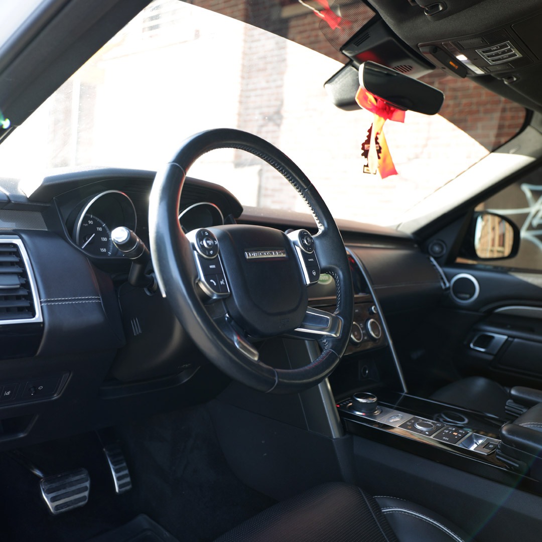 2017 Land Rover Discovery - Interior Photo