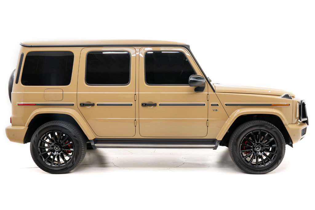 An incredible side shot photo of aMercedes-Benz G550 that you should buy.