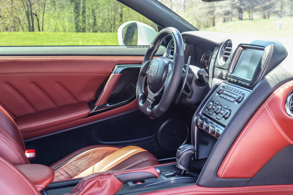2016 Nissan GT-R - Interior Photo