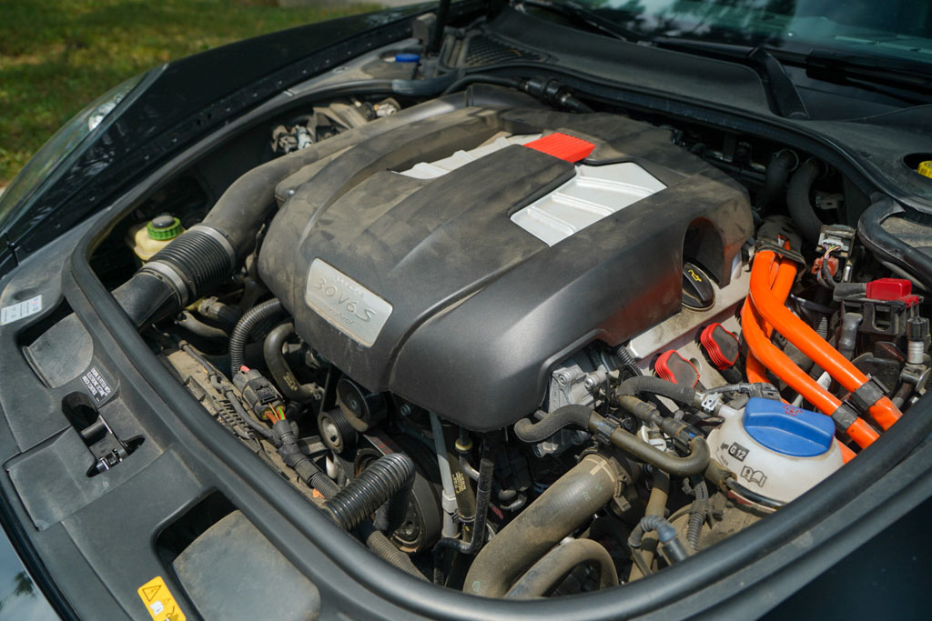 2014 Porsche Panamera - Engine Photo