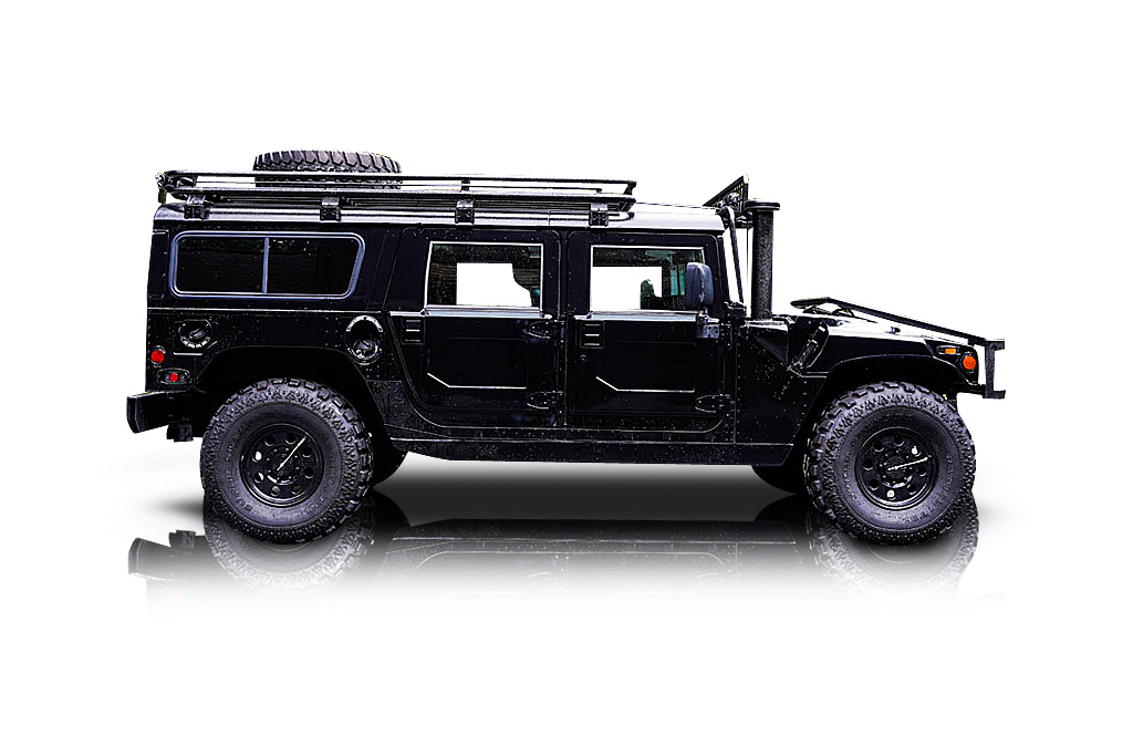 An incredible side shot photo of aHummer H1 that you should buy.
