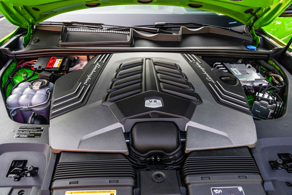 2022 Lamborghini Urus - Engine Photo