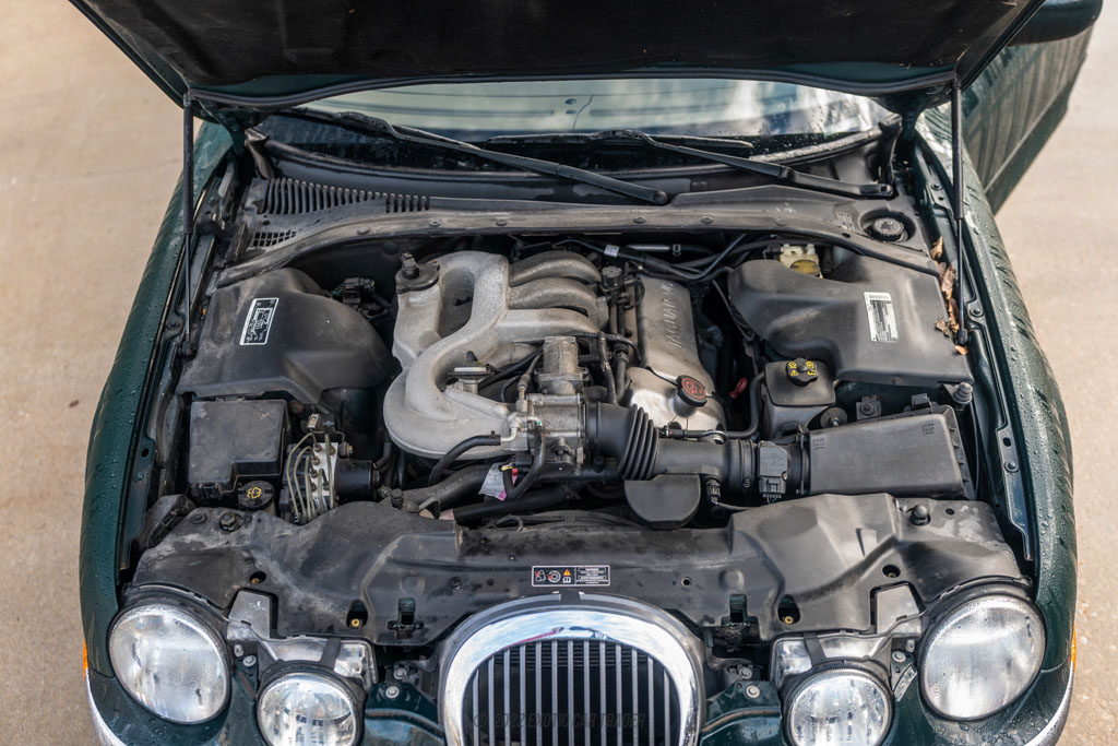 2000 Jaguar S-Type - Engine Photo