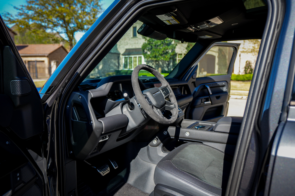 2023 Land Rover Defender - Engine Photo