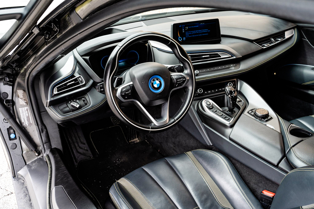 2017 BMW i8 - Engine Photo