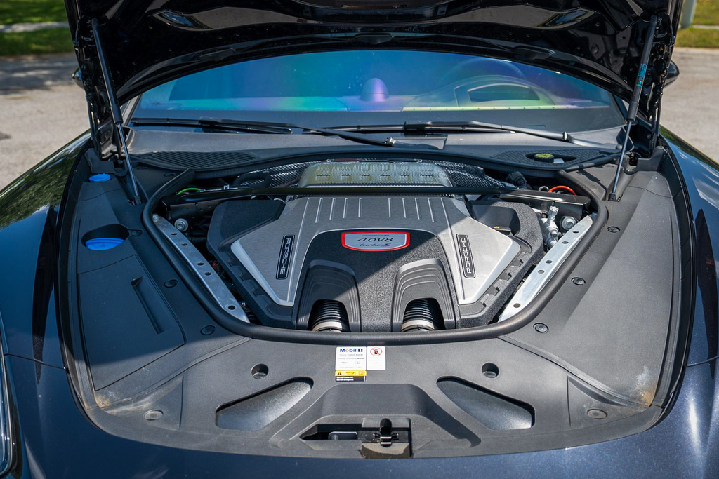 2022 Porsche Panamera - Engine Photo