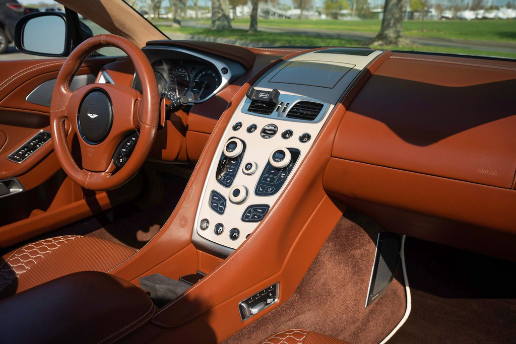 2015 Aston Martin Vanquish - Interior Photo
