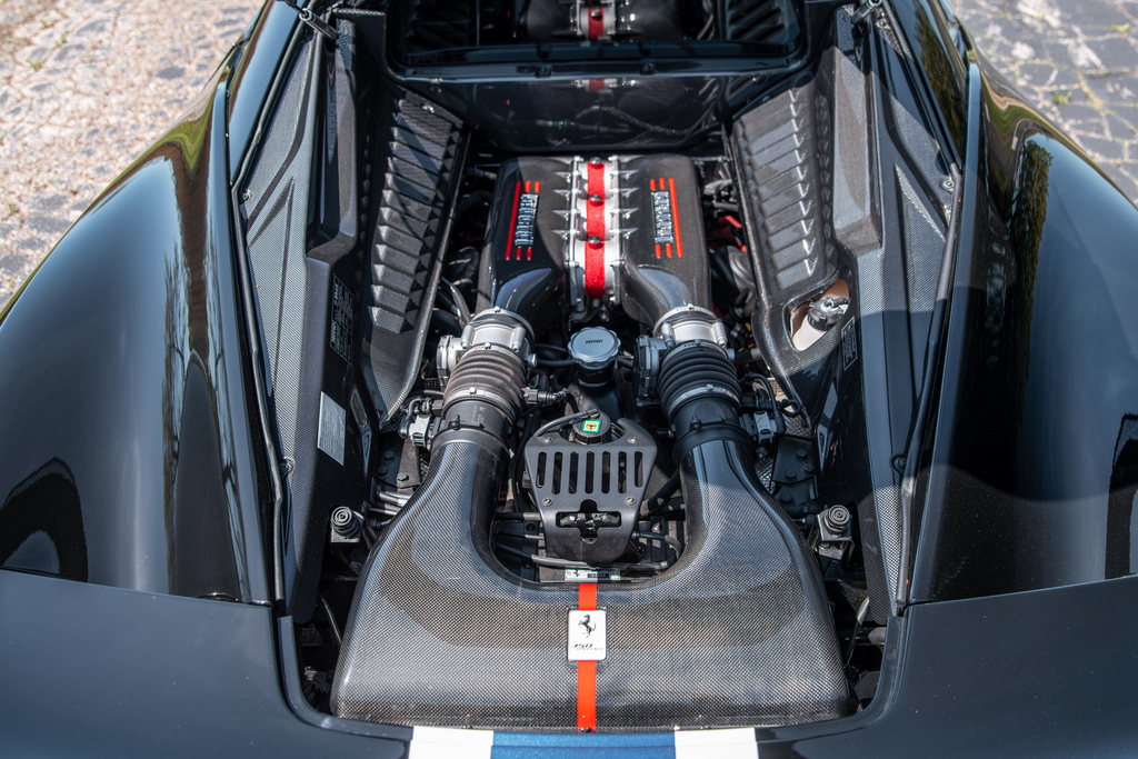 2015 Ferrari 458 Speciale - Engine Photo