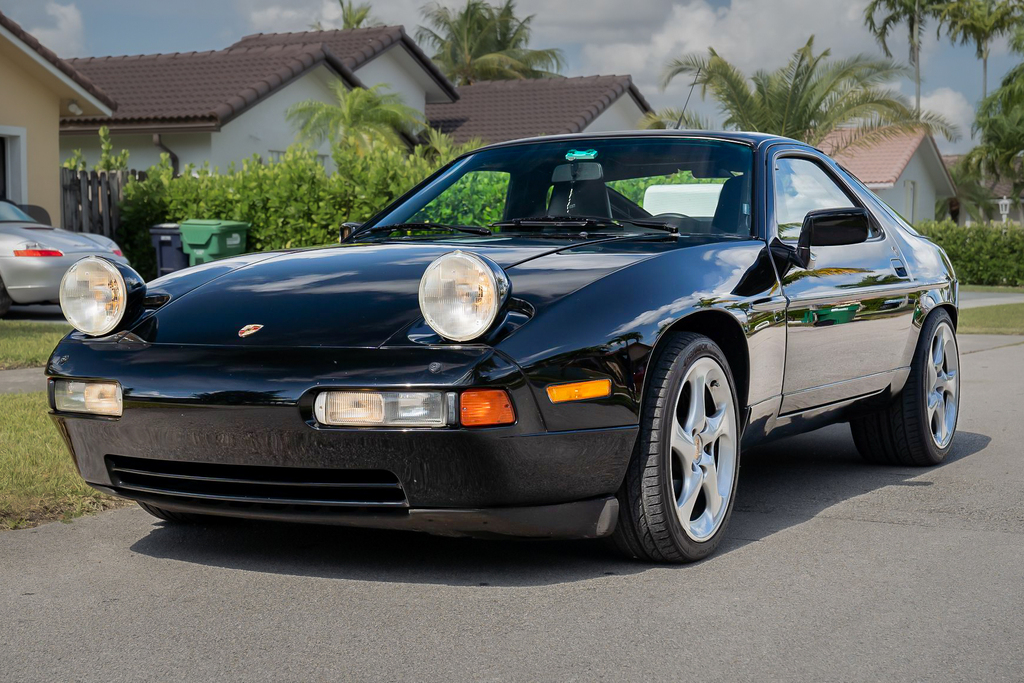 1989 Porsche 928 - Overview Photo