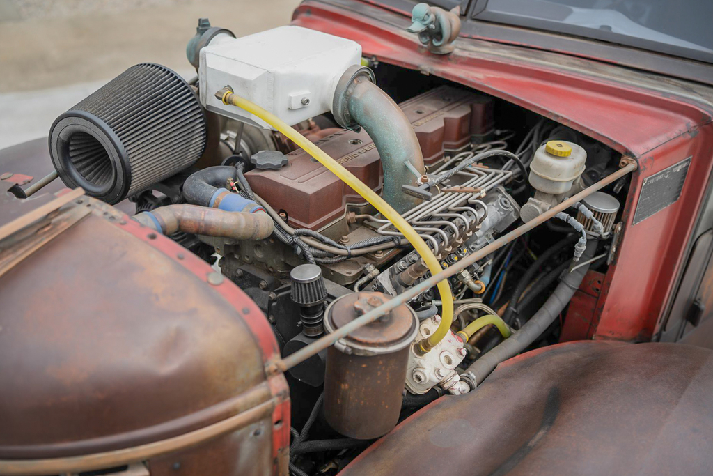 1938 Diamond T 404 - Engine Photo