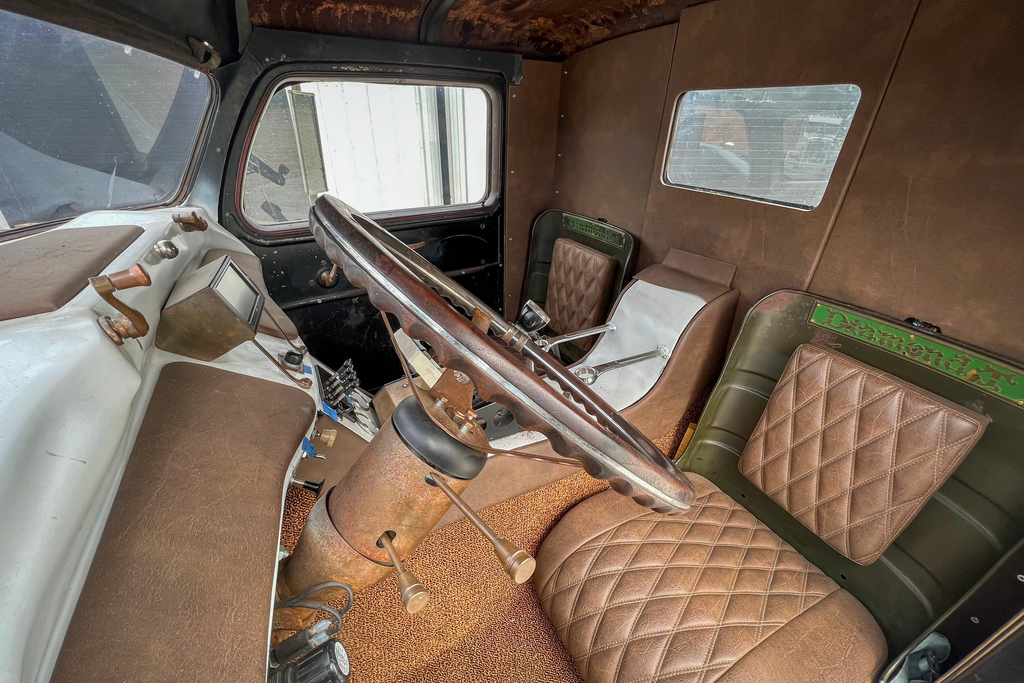 1938 Diamond T 404 - Interior Photo