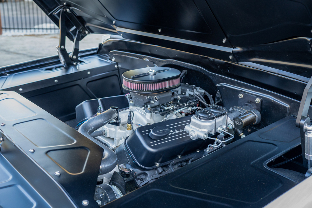 1971 Chevrolet Suburban - Engine Photo