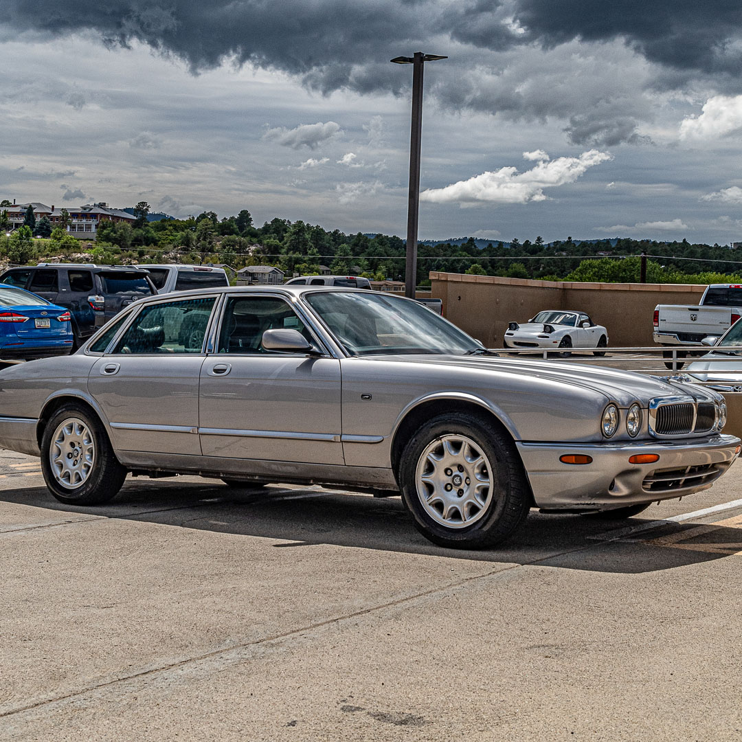 2000 Jaguar XJ8 - Overview Photo