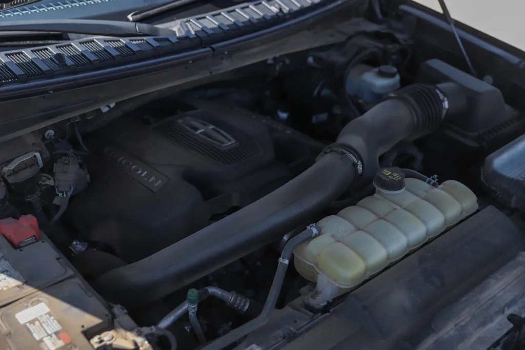 2019 Lincoln Navigator - Engine Photo