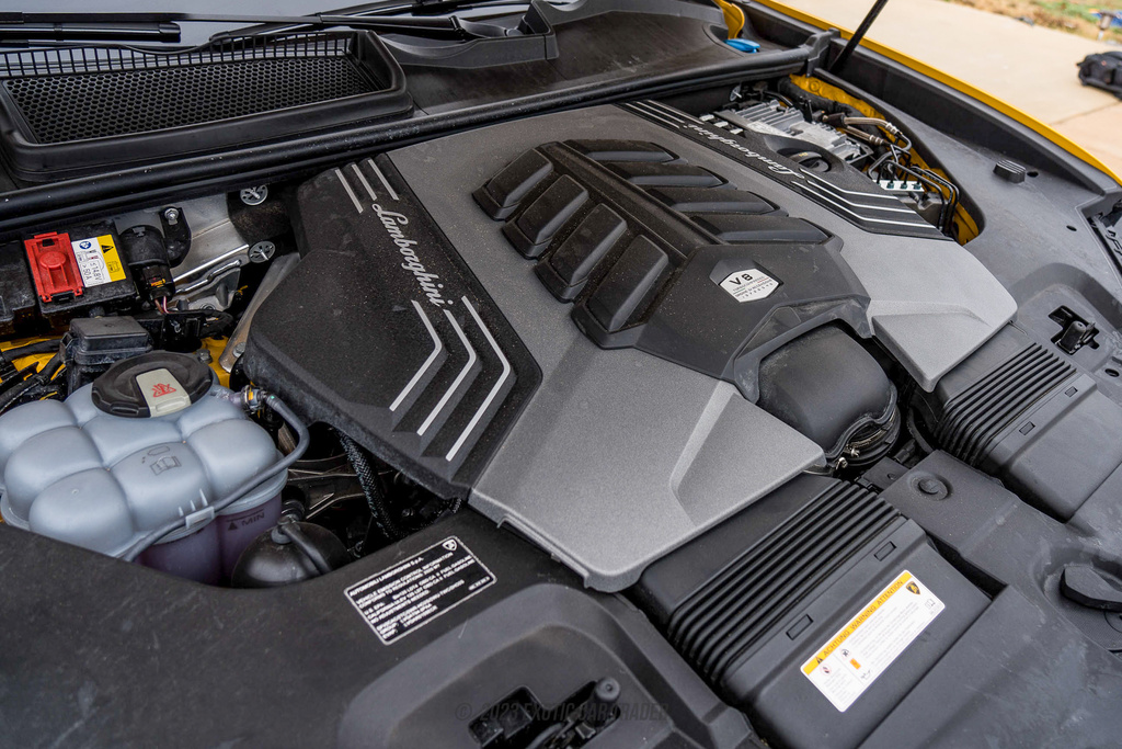 2020 Lamborghini Urus - Engine Photo