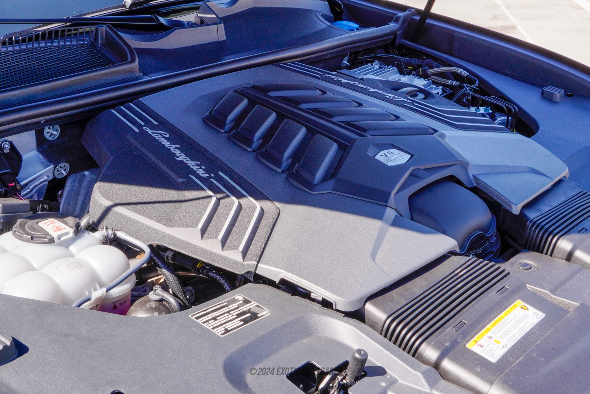 2022 Lamborghini Urus - Engine Photo