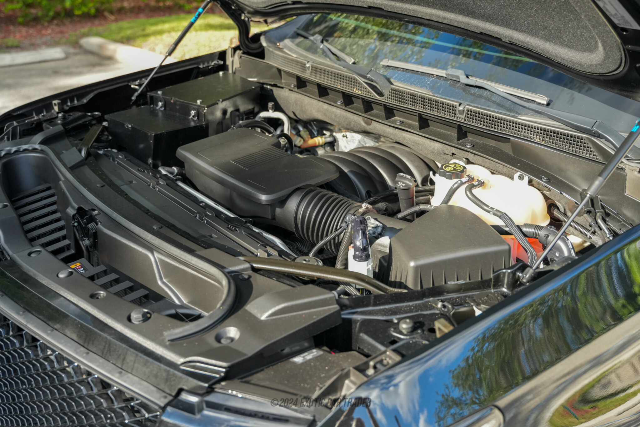 2023 Cadillac Escalade ESV - Engine Photo