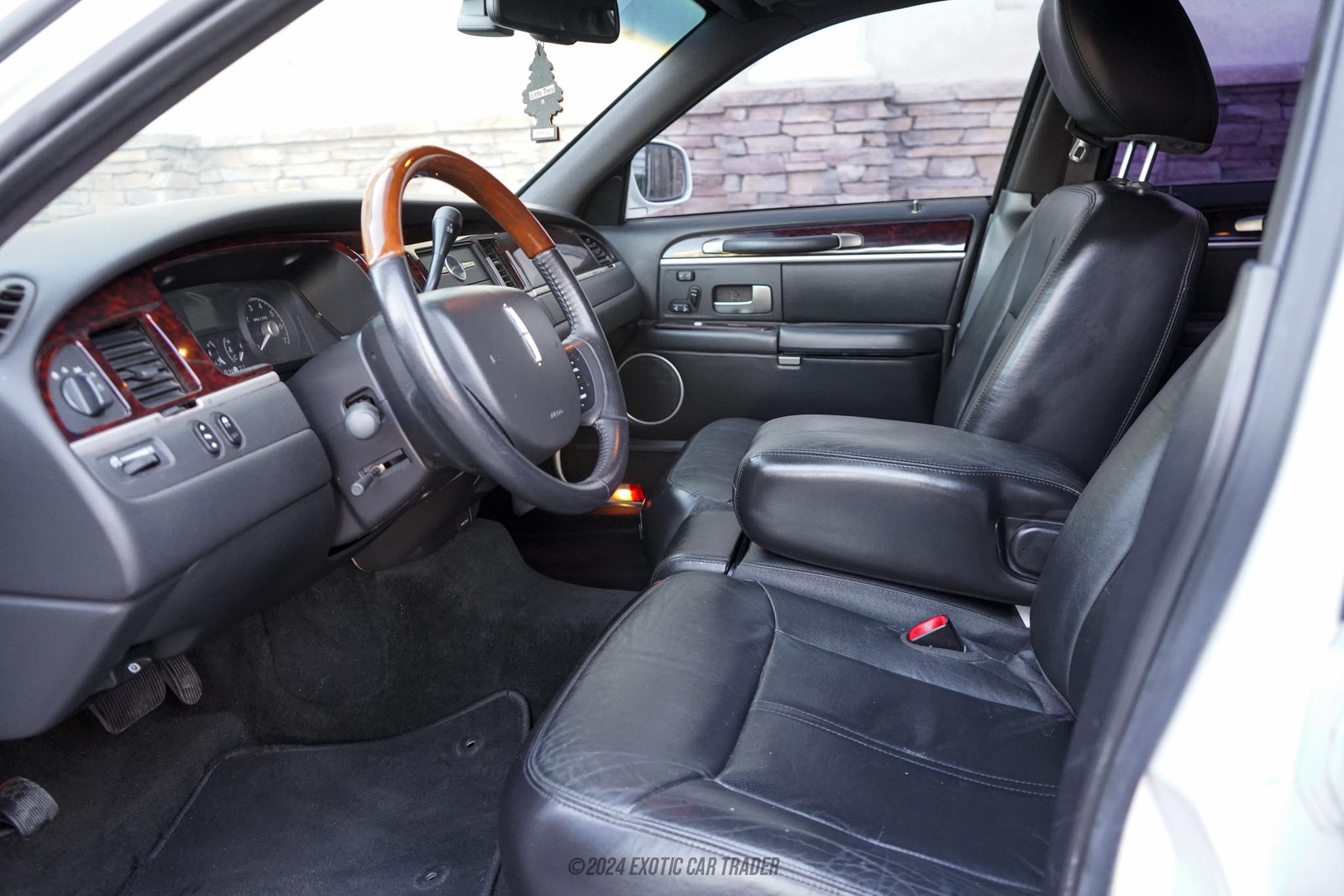 2011 Lincoln Town Car - Interior Photo