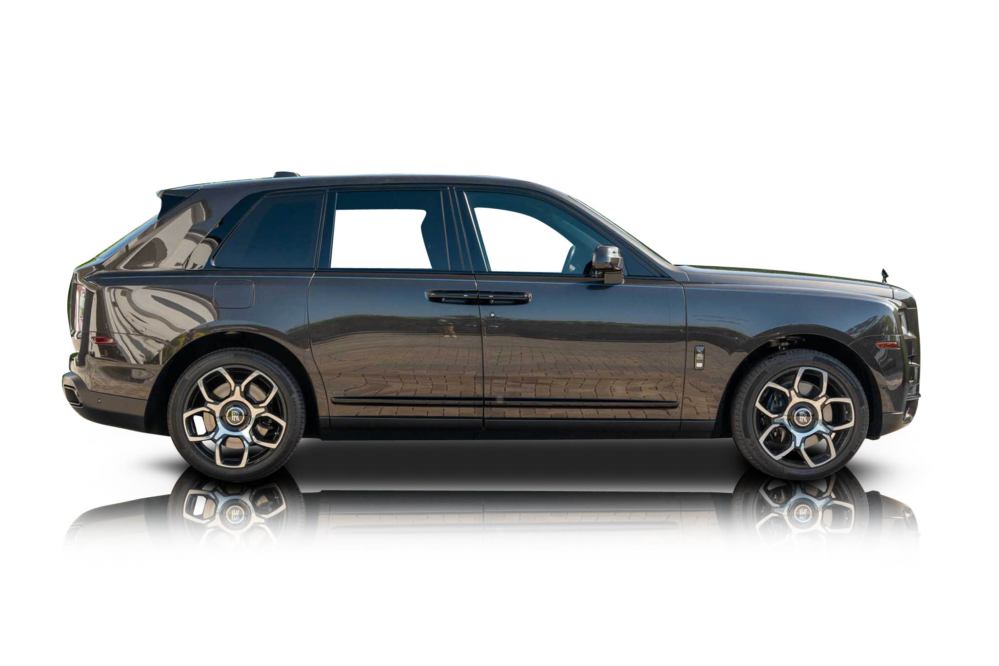 An incredible side shot photo of a Rolls Royce Cullinan that you should buy.