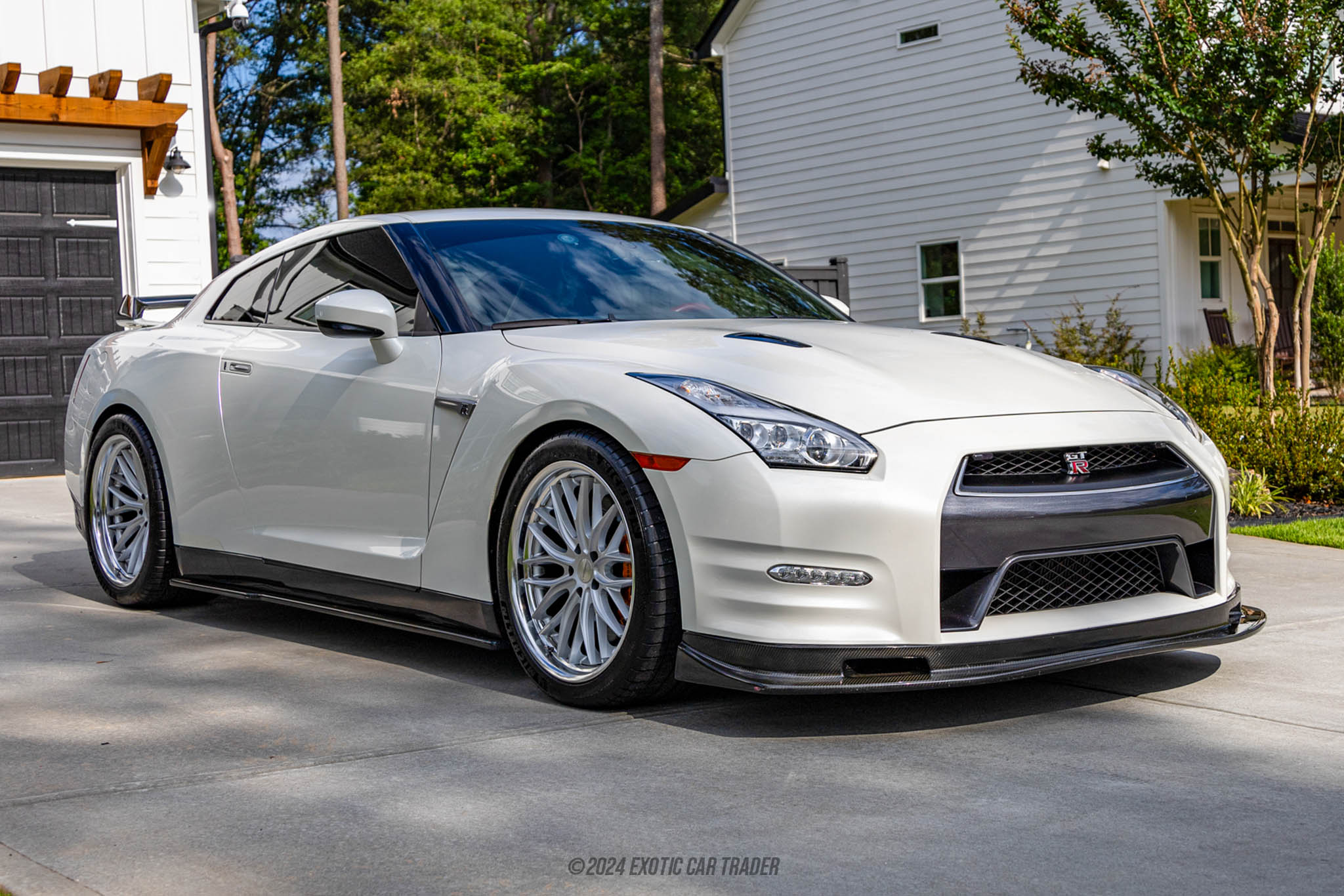 2016 Nissan GT-R - Overview Photo