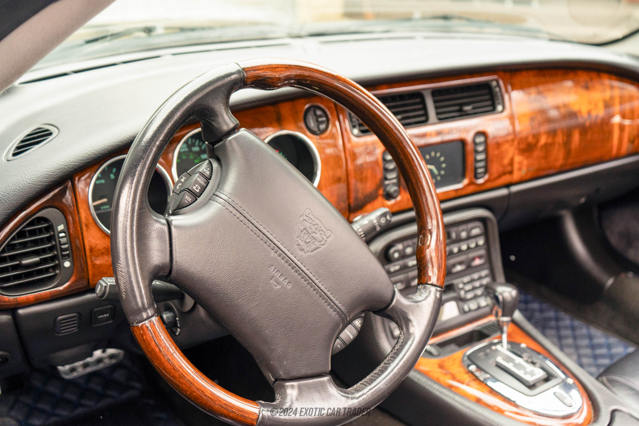 2004 Jaguar XKR - Interior Photo