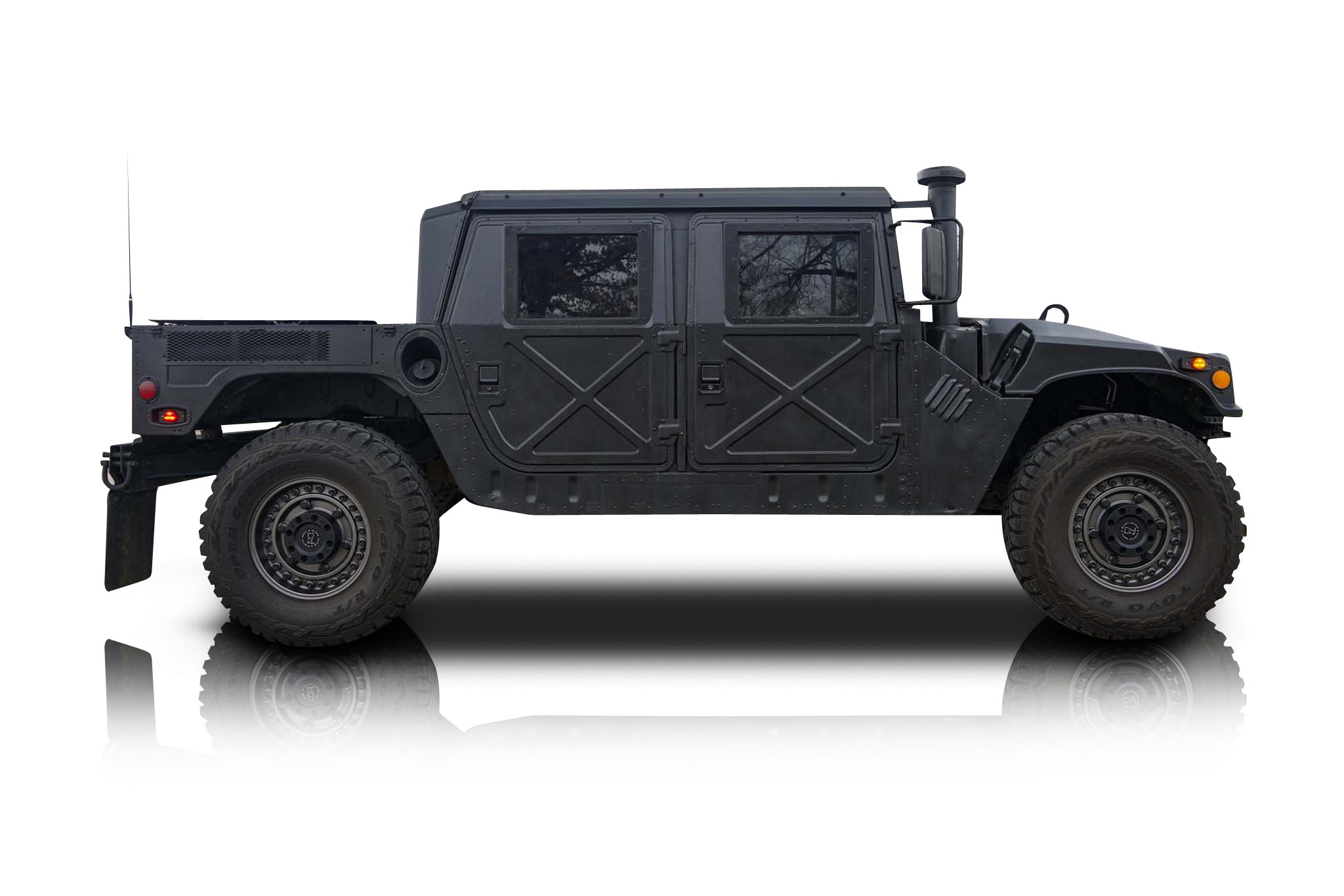 An incredible side shot photo of a American General Humvee that you should buy.