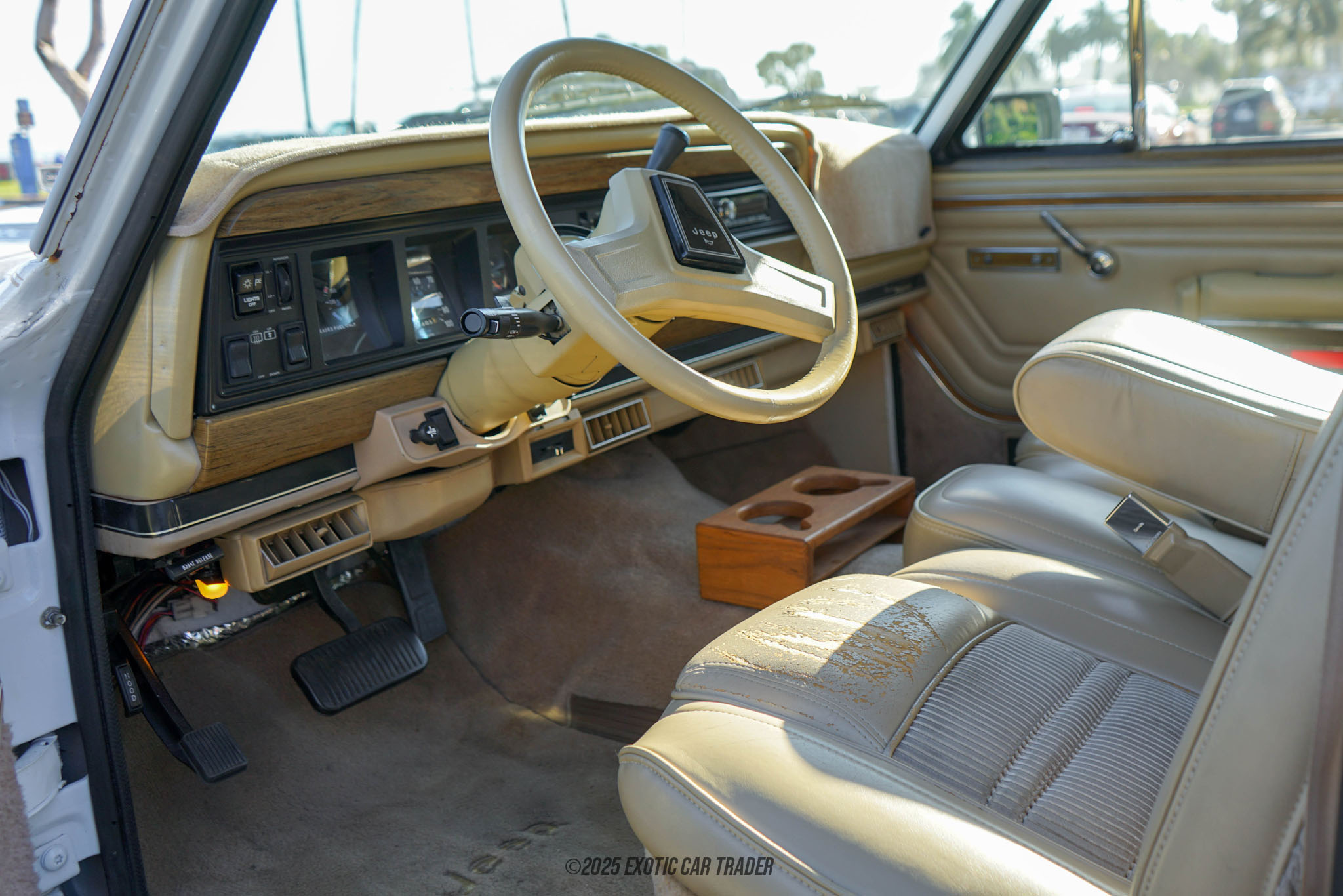 1991 Jeep Grand Wagoneer - Interior Photo