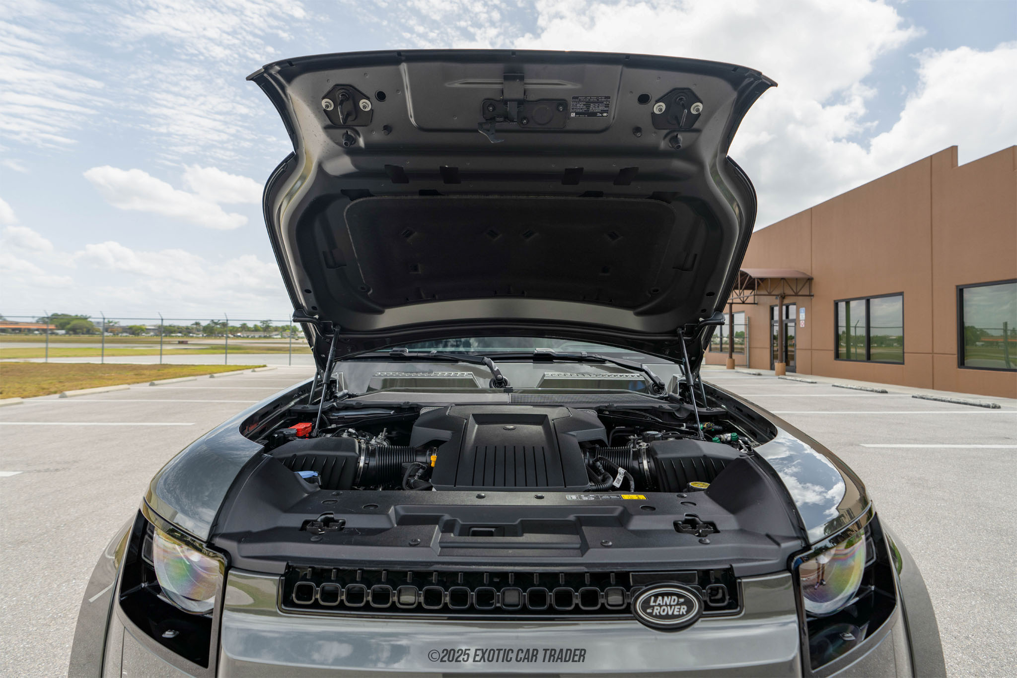 2025 Land Rover Defender - Engine Photo