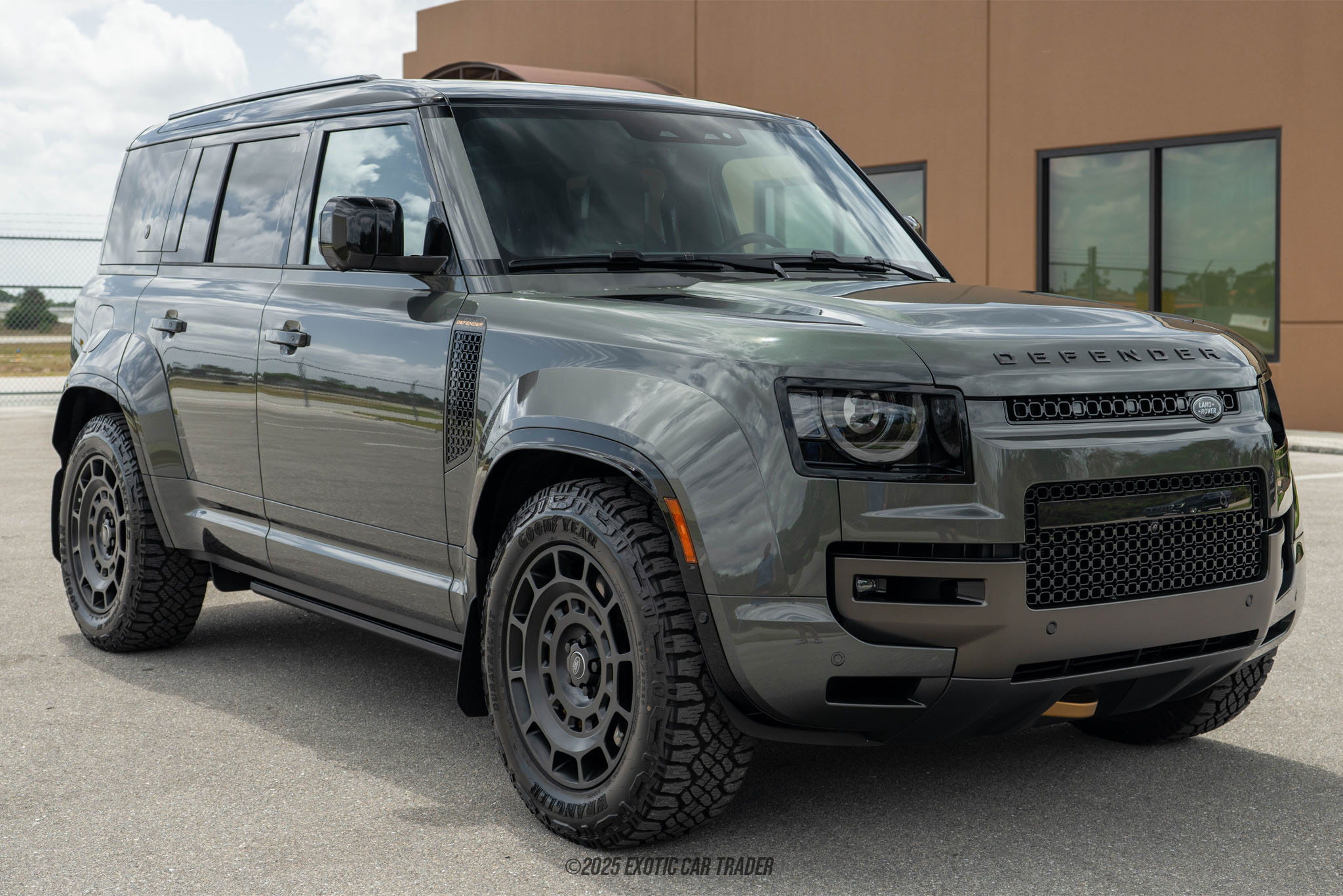 2025 Land Rover Defender - Overview Photo