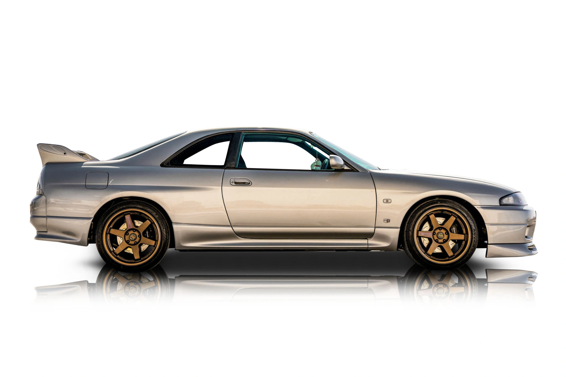 An incredible side shot photo of a Nissan Skyline that you should buy.