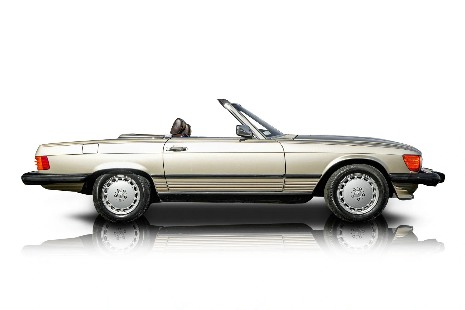 An incredible side shot photo of aMercedes-Benz 560SL that you should buy.