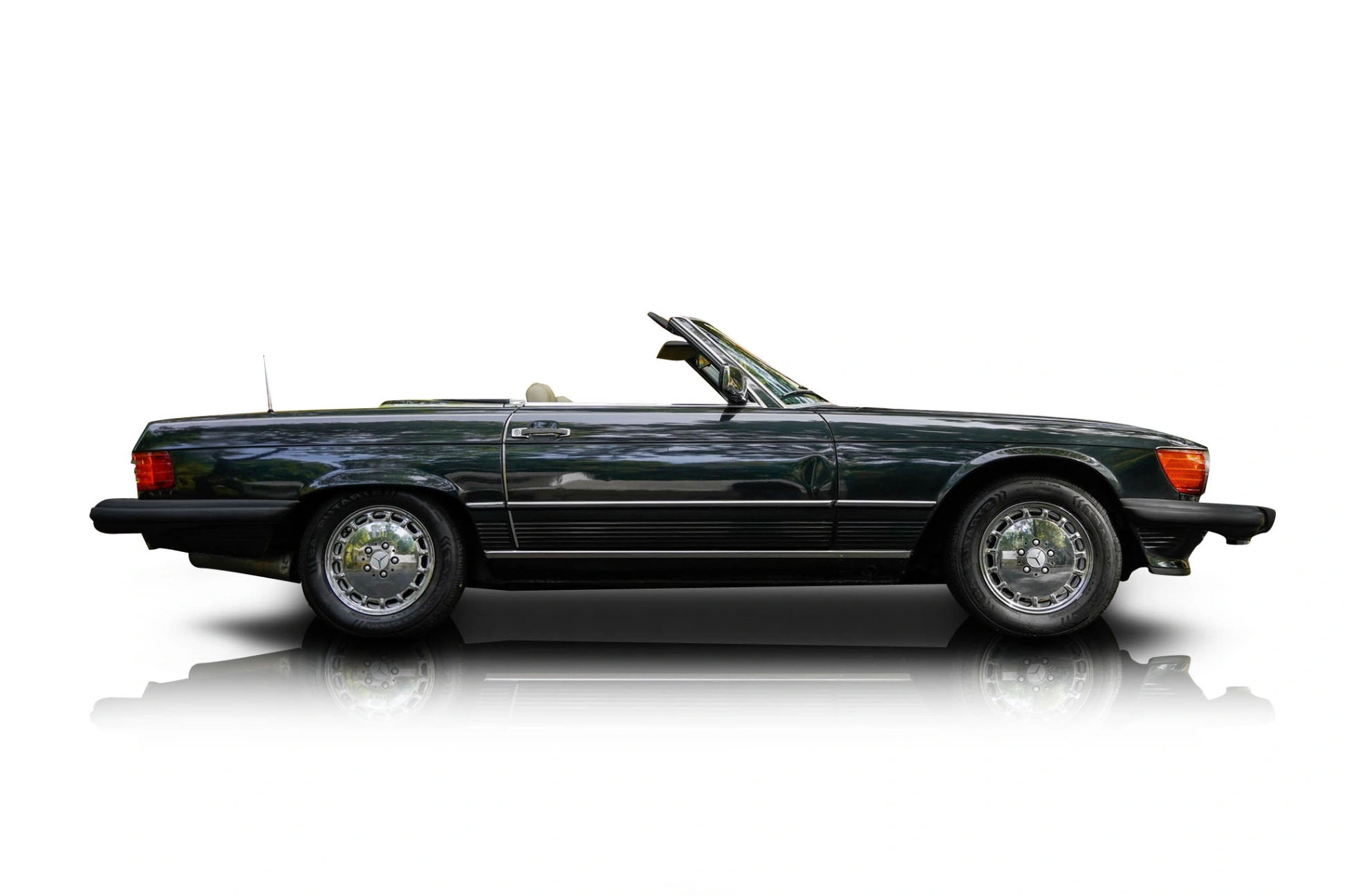 An incredible side shot photo of aMercedes-Benz 560SL that you should buy.