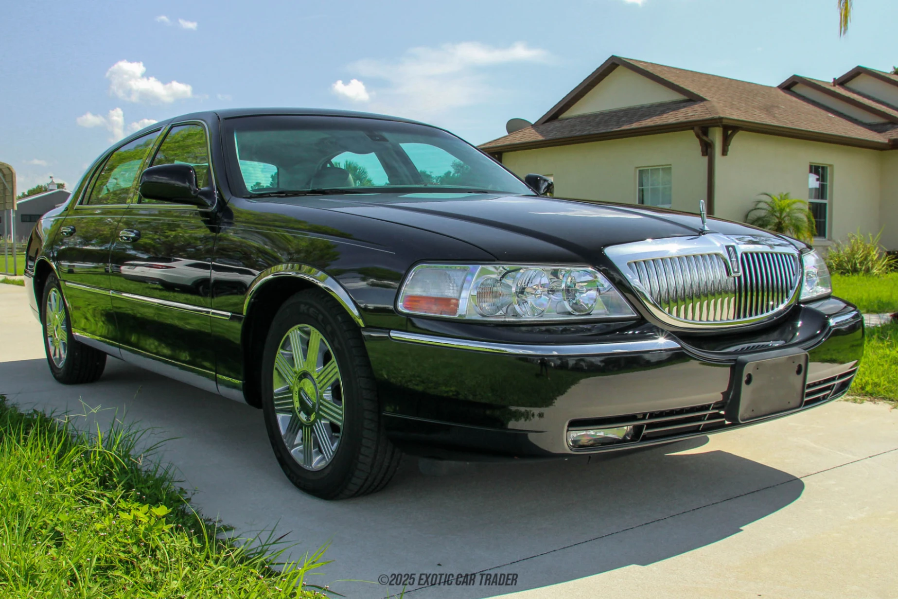2003 Lincoln Town Car - Overview Photo