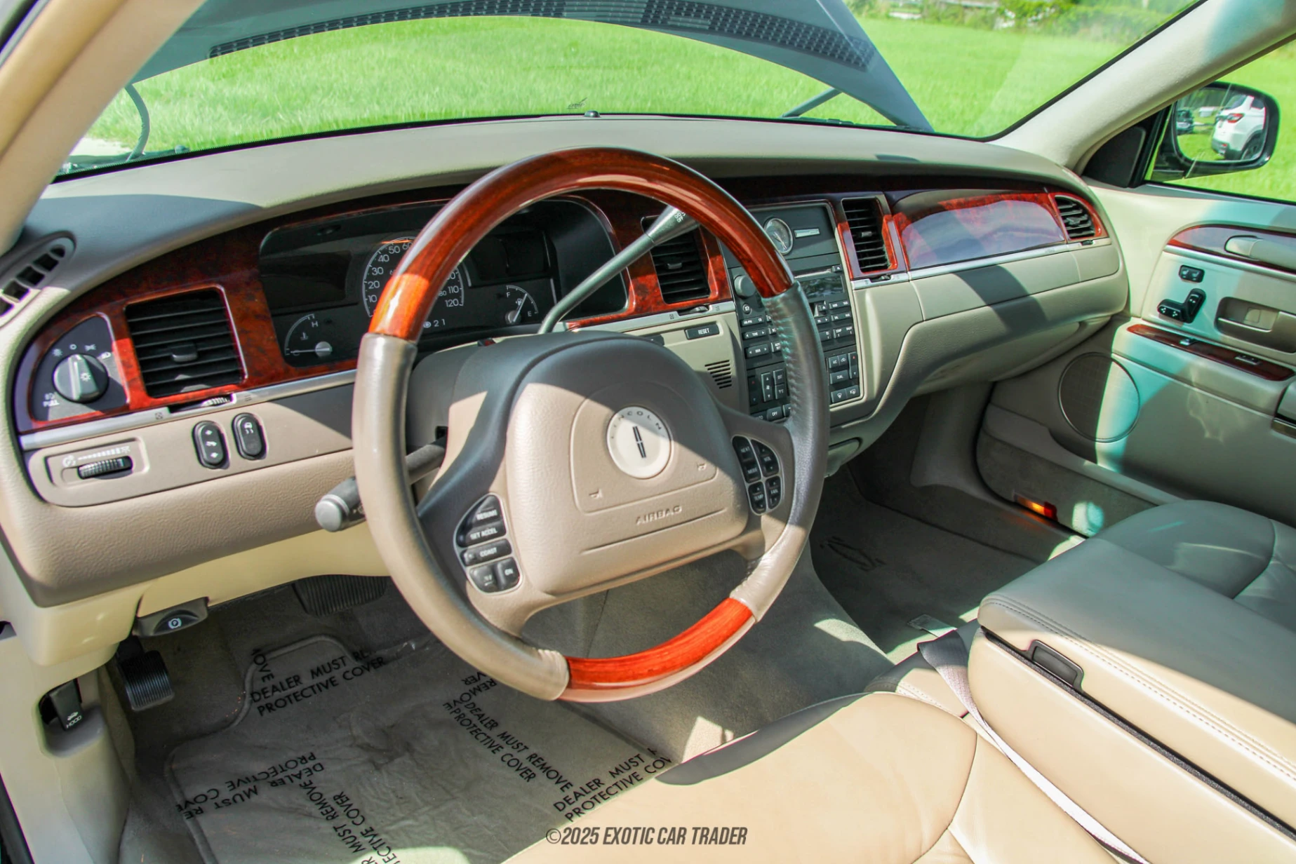 2003 Lincoln Town Car - Interior Photo