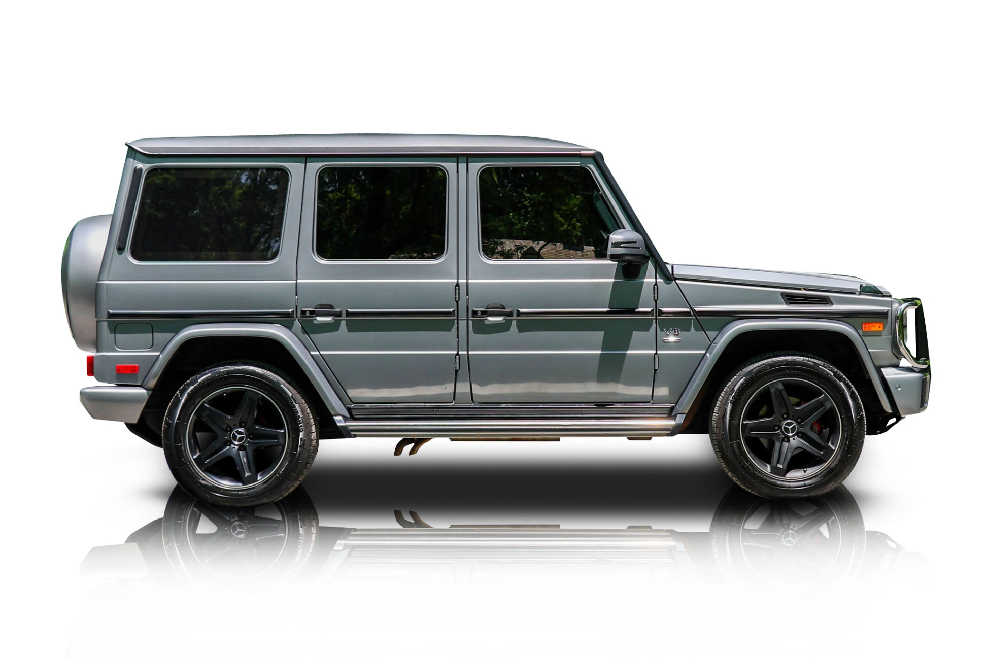 An incredible side shot photo of a Mercedes-Benz G550 that you should buy.