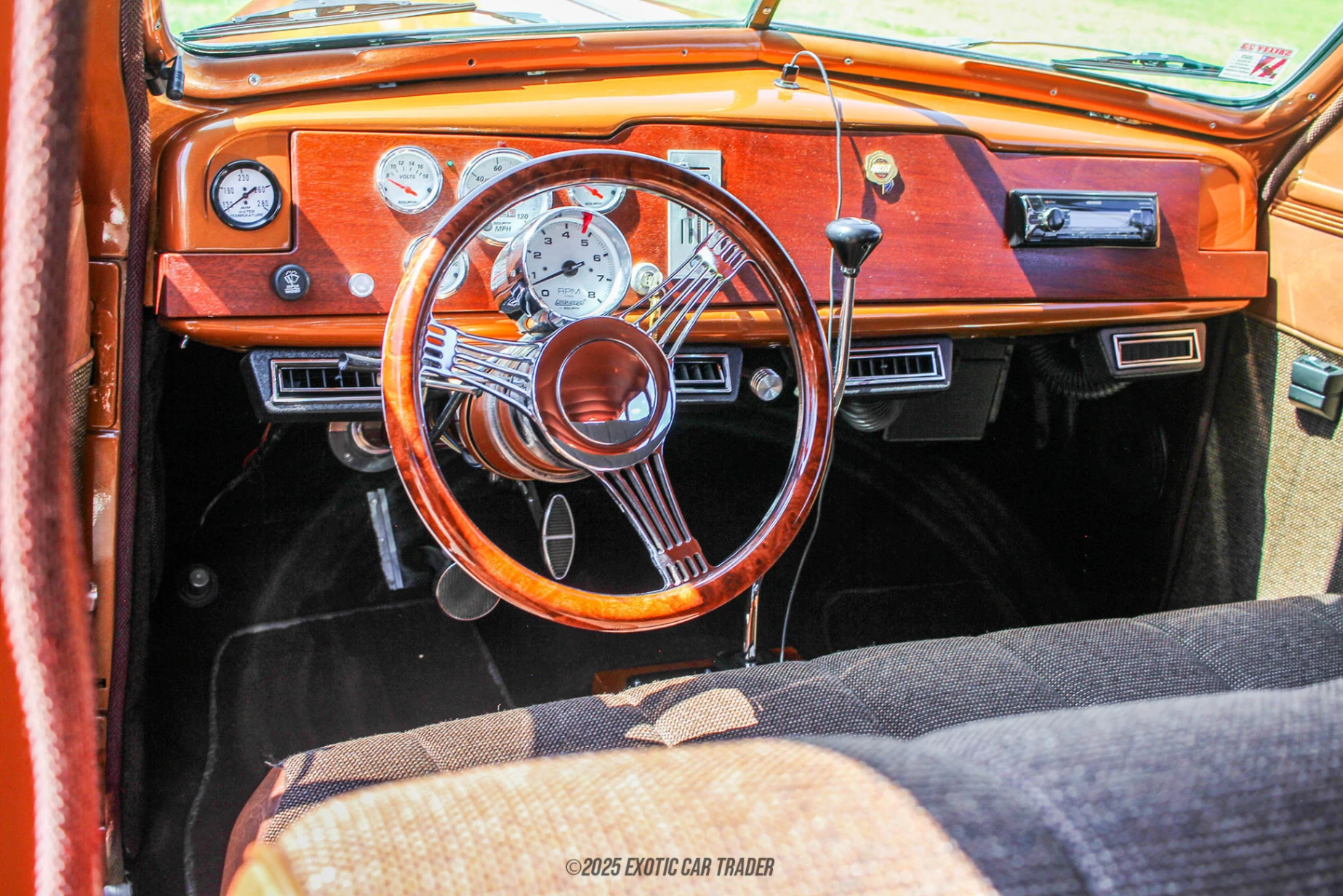 1940 Chrysler Saratoga - Interior Photo
