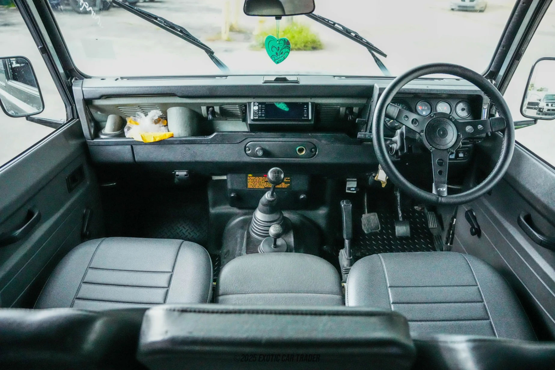 Land Rover Defender 90 Land Rover Defender 90 - Interior
