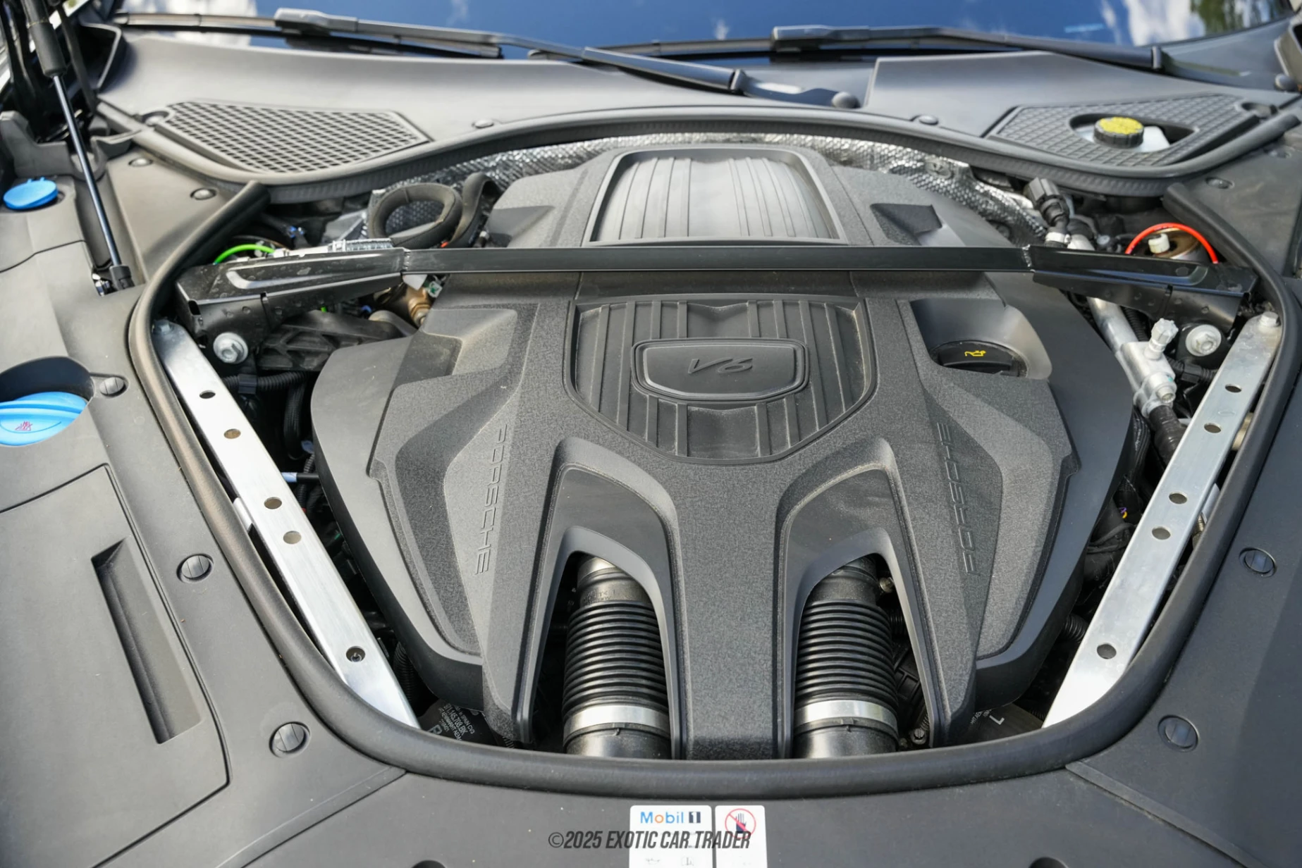 2022 Porsche Panamera - Engine Photo