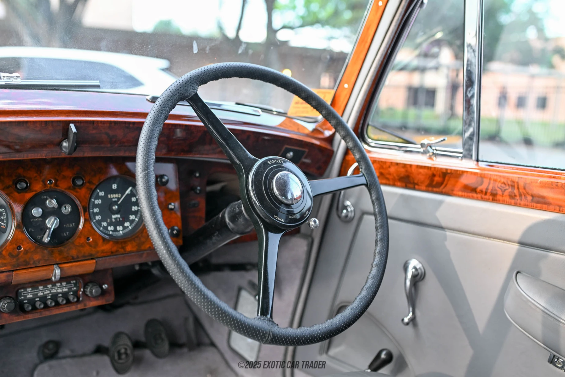 1952 Bentley R-Type - Interior Photo