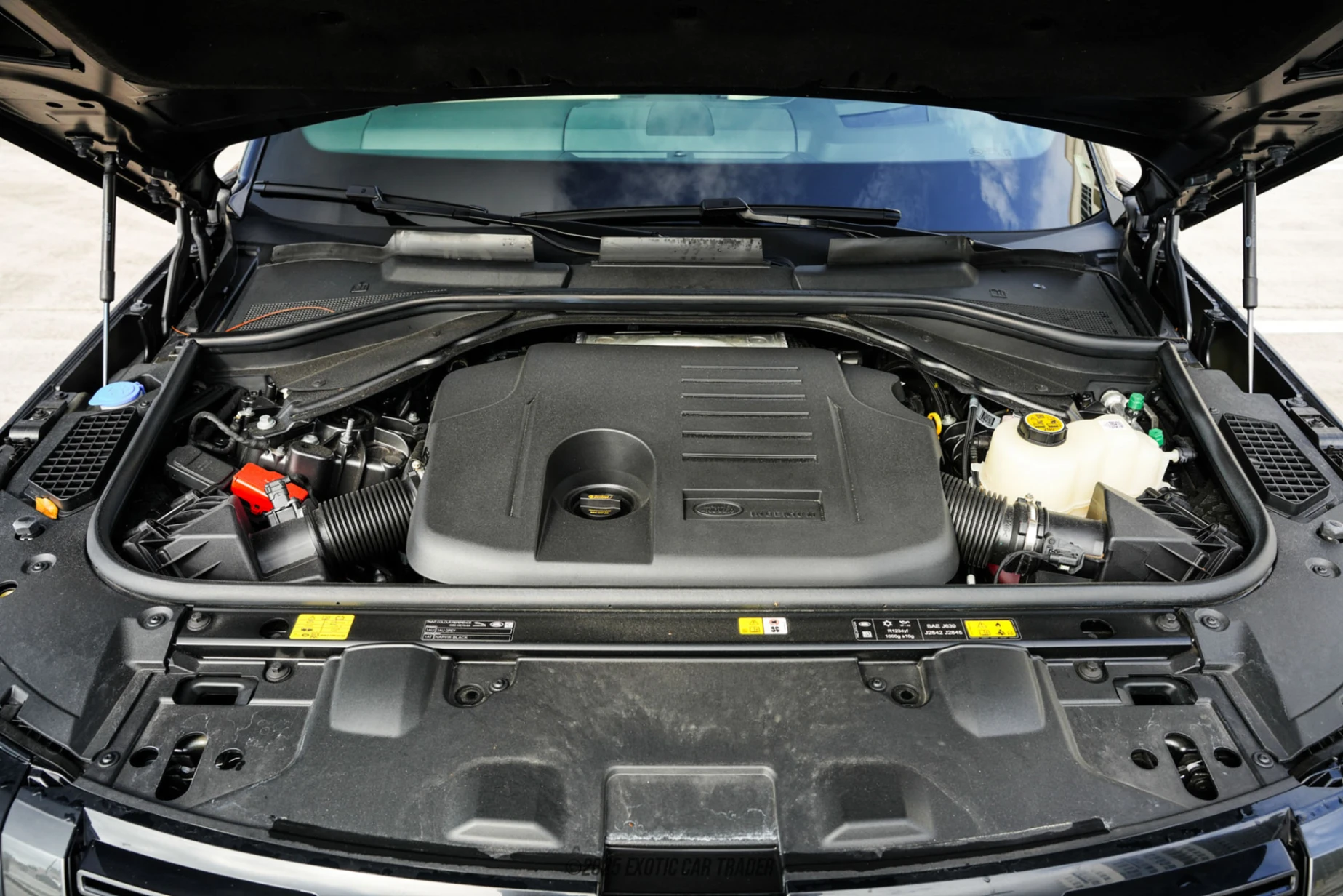 2025 Land Rover Range Rover - Engine Photo