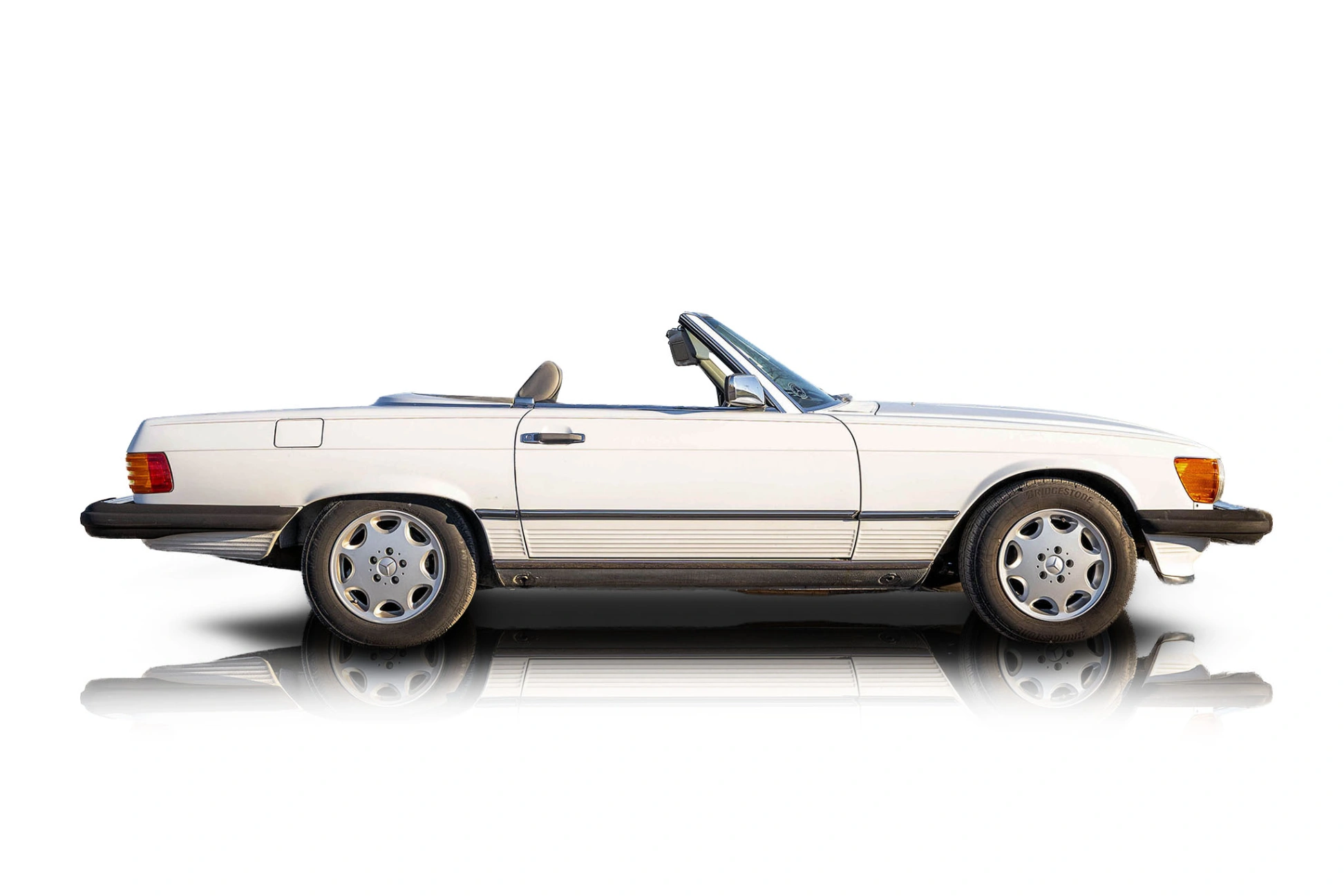 An incredible side shot photo of a Mercedes-Benz 560SL that you should buy.