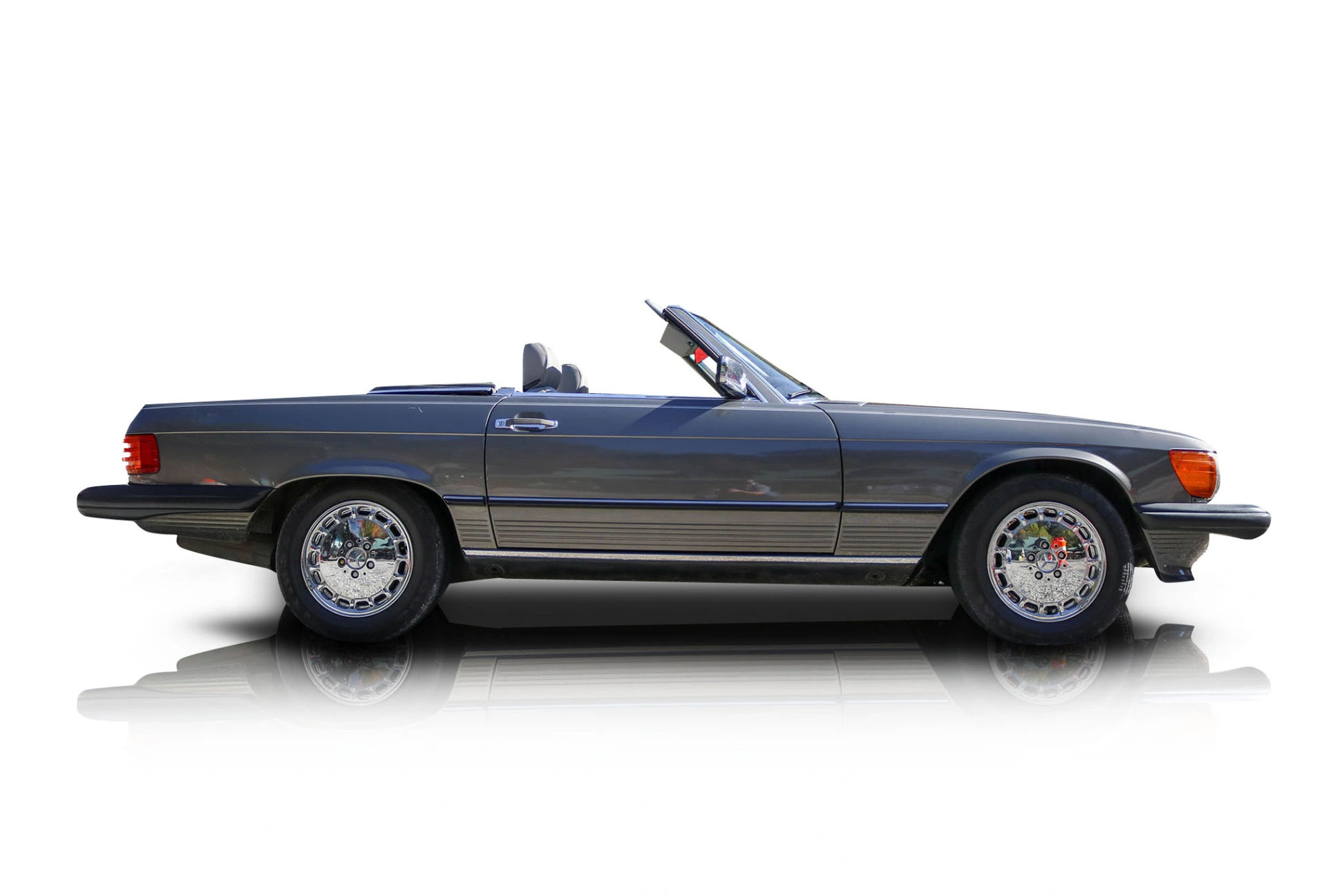 An incredible side shot photo of aMercedes-Benz 560SL that you should buy.