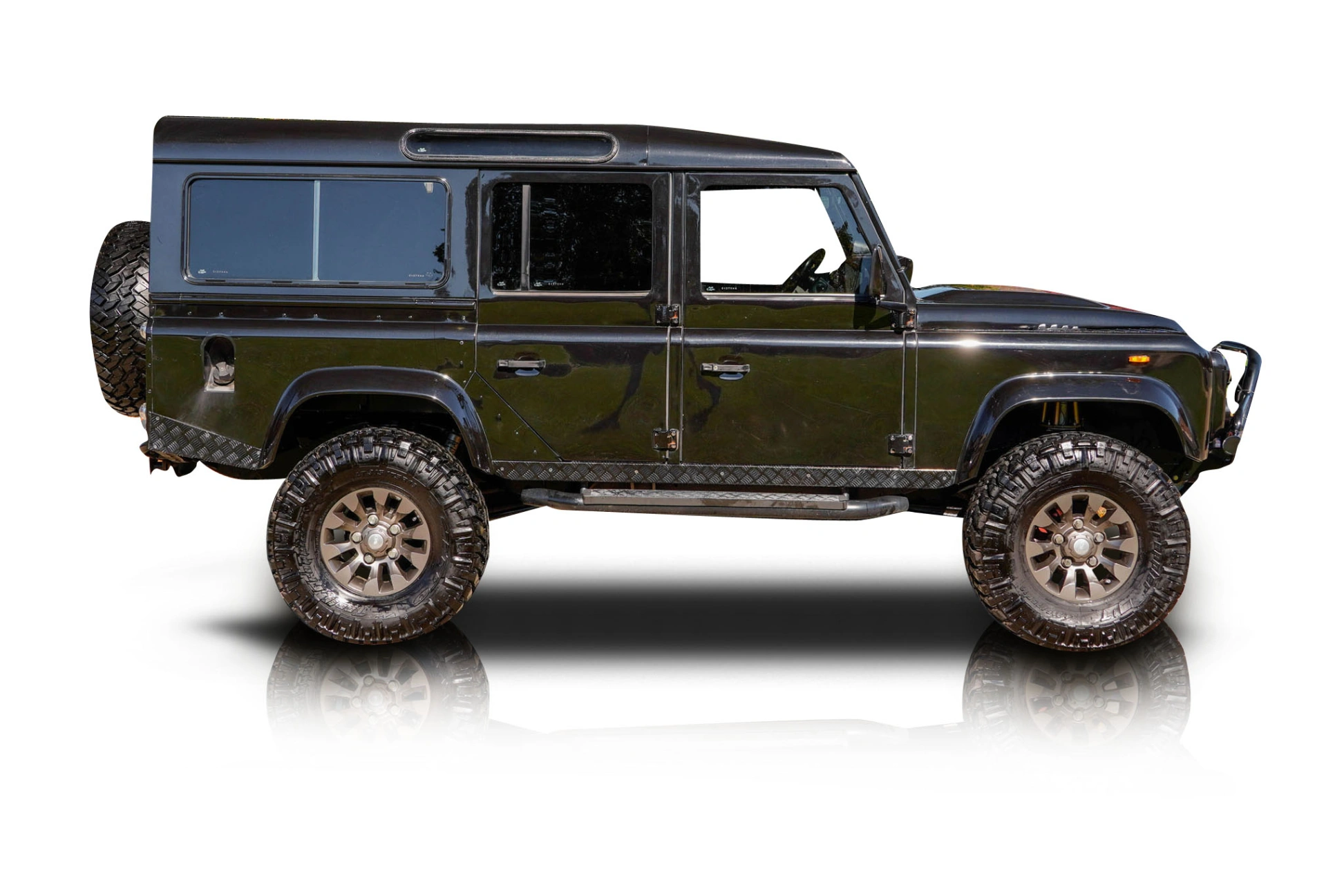 An incredible side shot photo of a Land Rover Defender 110 that you should buy.