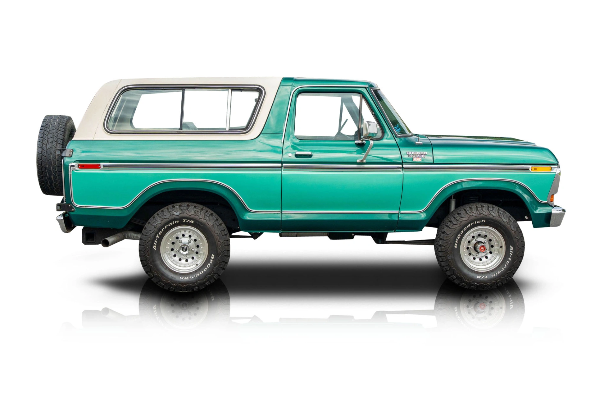 An incredible side shot photo of aFord Bronco that you should buy.