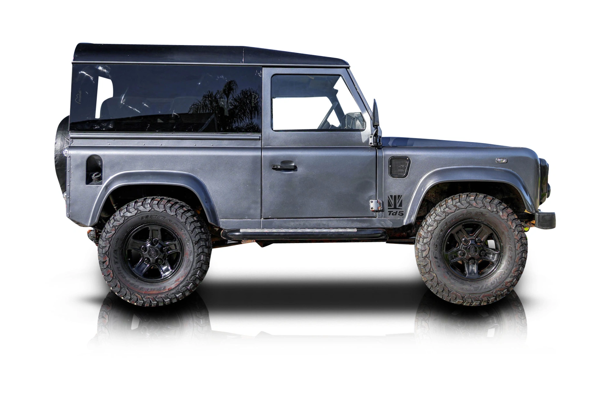 An incredible side shot photo of a Land Rover Defender 90 that you should buy.