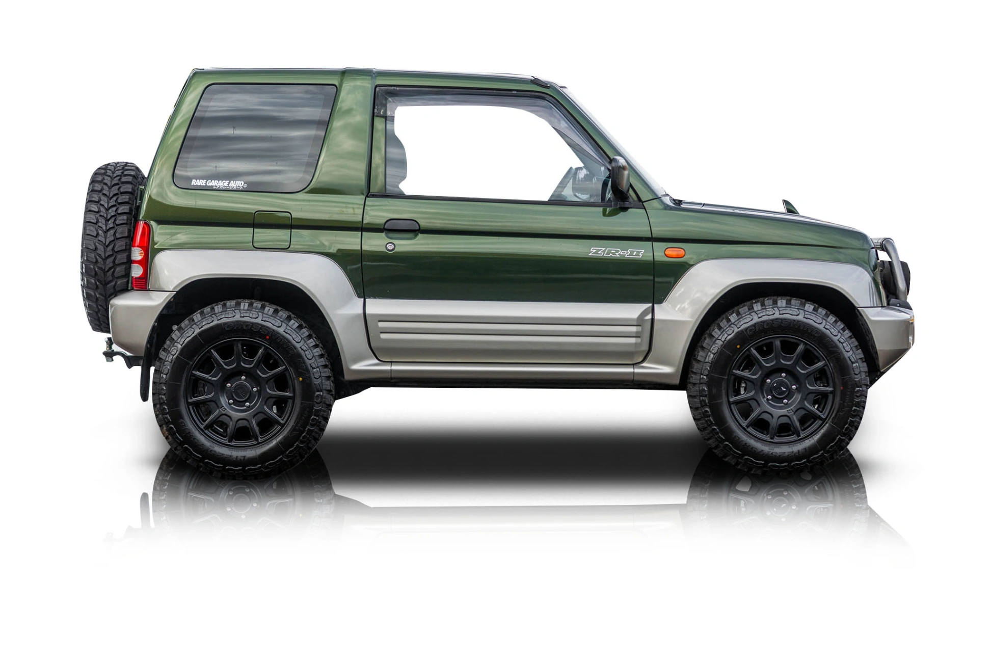 An incredible side shot photo of a Mitsubishi Pajero Junior that you should buy.