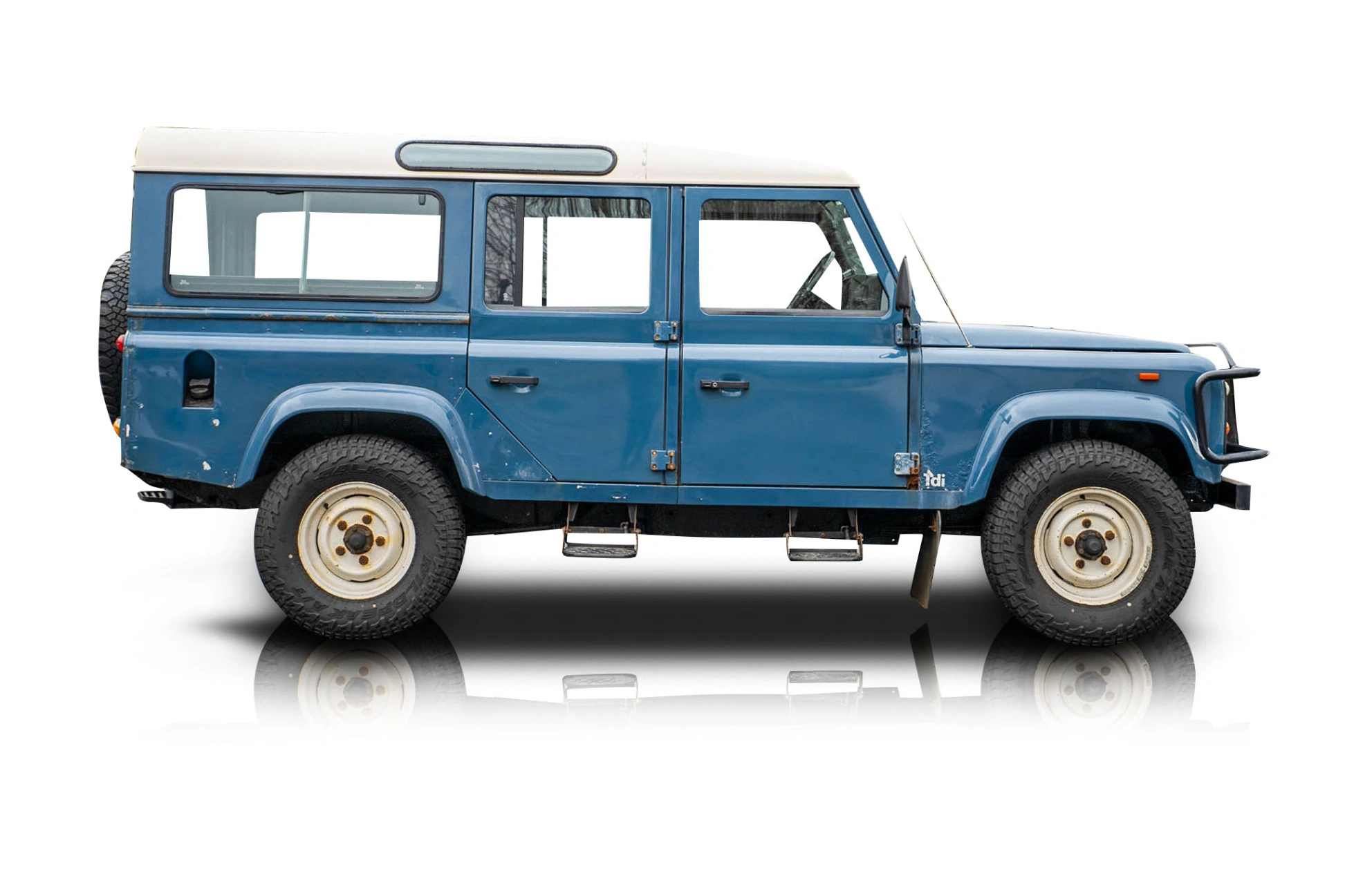 An incredible side shot photo of a Land Rover Defender 110 that you should buy.
