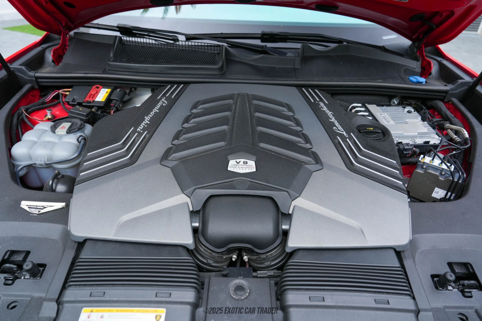 2019 Lamborghini Urus - Engine Photo