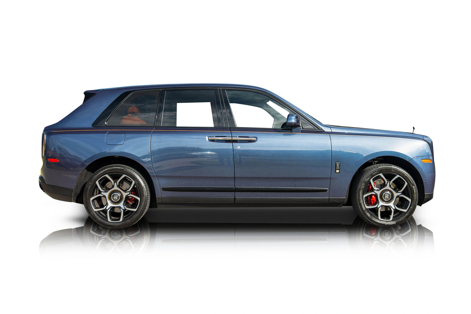 An incredible side shot photo of a Rolls-Royce Cullinan that you should buy.