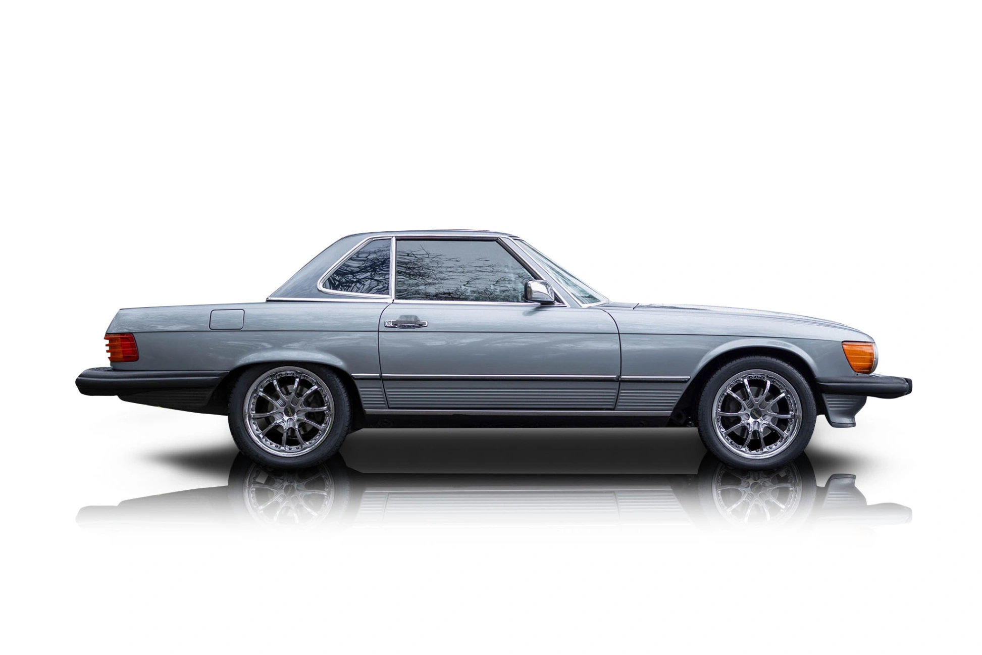 An incredible side shot photo of aMercedes-Benz 560SL that you should buy.